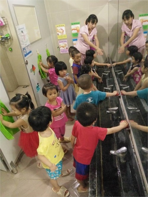 Hoạt động rèn nề nếp rửa tay cho học sinh lớp MG Bé C5 ở trường mầm non Đức Giang 